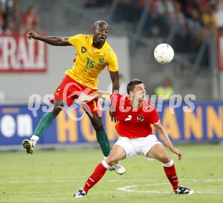 Fussball. Laenderspiel. Oesterreich gegen Kamerun. Aleksandar Dragovic (Oesterreich), Achille Webo (Kamerun).  Klagenfurt, 12.9.2009.
Foto: Kuess

---
pressefotos, pressefotografie, kuess, qs, qspictures, sport, bild, bilder, bilddatenbank