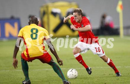 Fussball Laenderspiel Oesterreich gegen Kamerun. Jakob Jantscher (Oesterreich), Sorele Geremi Njitap (Kamerun). Klagenfurt, am 12.8.2009.
Foto: Kuess
---
pressefotos, pressefotografie, kuess, qs, qspictures, sport, bild, bilder, bilddatenbank