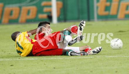 Fussball. Laenderspiel. Oesterreich gegen Kamerun. Paul Scharner (Oesterreich), Stephane Mbia (Kamerun).  Klagenfurt, 12.9.2009.
Foto: Kuess

---
pressefotos, pressefotografie, kuess, qs, qspictures, sport, bild, bilder, bilddatenbank