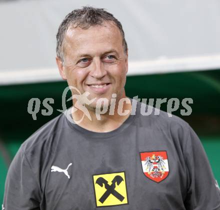 Fussball Laenderspiel Oesterreich gegen Kamerun. Tormanntrainer Franz Wohlfahrt (Oesterreich). Klagenfurt, am 12.8.2009.
Foto: Kuess
---
pressefotos, pressefotografie, kuess, qs, qspictures, sport, bild, bilder, bilddatenbank