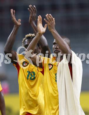 Fussball. Laenderspiel. Oesterreich gegen Kamerun. Jubel Samuel Eto'o, Augustin Binya (Kamerun).  Klagenfurt, 12.9.2009.
Foto: Kuess
---
pressefotos, pressefotografie, kuess, qs, qspictures, sport, bild, bilder, bilddatenbank