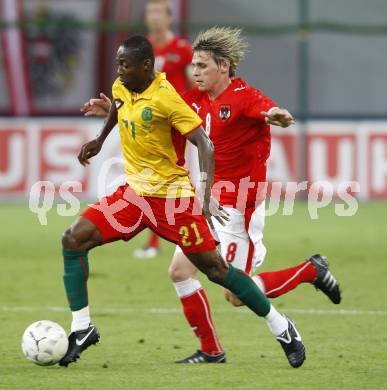 Fussball. Laenderspiel. Oesterreich gegen Kamerun. Christoph Leitgeb (Oesterreich), Eyong Enoh (Kamerun).  Klagenfurt, 12.9.2009.
Foto: Kuess

---
pressefotos, pressefotografie, kuess, qs, qspictures, sport, bild, bilder, bilddatenbank