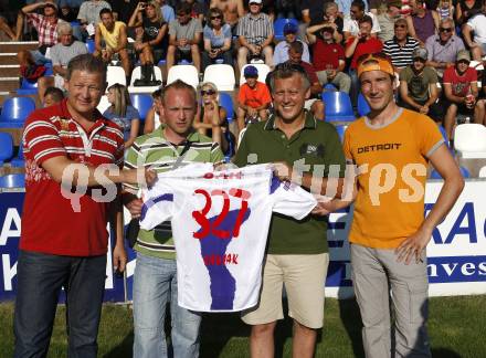 Fussball Regionalliga. Abschied Simon Sadjak. Von links: Franz Wieser, Simon Sadjak, Marko Wieser, Igor Ogris. Klagenfurt, am 7.8.2009.
Foto: Kuess
---
pressefotos, pressefotografie, kuess, qs, qspictures, sport, bild, bilder, bilddatenbank