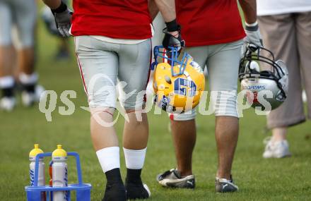 American Football European Championsship 2009. Oesterreich gegen Italien. Feature. Spieler mit Helm in der Hand. Wolfsberg, am 18.8.2009.
Foto: Kuess
---
pressefotos, pressefotografie, kuess, qs, qspictures, sport, bild, bilder, bilddatenbank