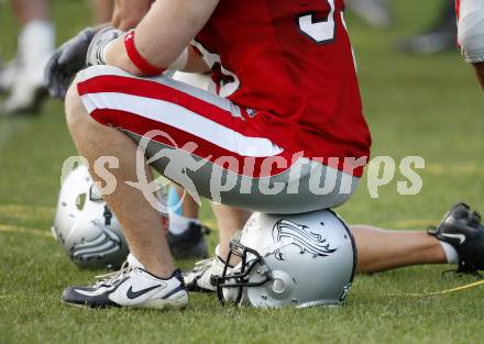 American Football European Championsship 2009. Oesterreich gegen Italien. Feature. Spieler sitzt auf Helm. Wolfsberg, am 18.8.2009.
Foto: Kuess
---
pressefotos, pressefotografie, kuess, qs, qspictures, sport, bild, bilder, bilddatenbank