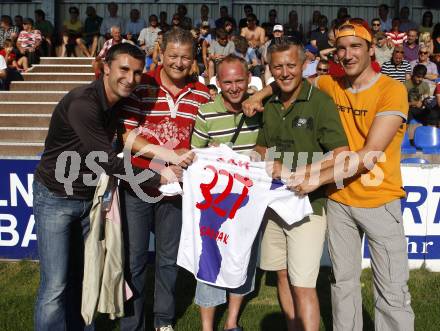 Fussball Regionalliga. Abschied Simon Sadjak. Von links: Trainer Goran Lucic, franz Wieser, Simon Sadjak, Marko Wieser, Igor Ogris. Klagenfurt, am 7.8.2009.
Foto: Kuess
---
pressefotos, pressefotografie, kuess, qs, qspictures, sport, bild, bilder, bilddatenbank