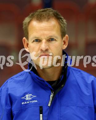 EBEL. Eishockey Bundesliga. VSV. Mannschaftsfototermin. Trainer Johan Stroemwall. Villach, 21.8.2009.
Foto: Kuess
---
pressefotos, pressefotografie, kuess, qs, qspictures, sport, bild, bilder, bilddatenbank