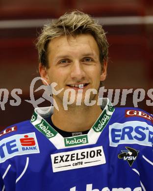 EBEL. Eishockey Bundesliga. VSV. Mannschaftsfototermin. Philipp Pinter. Villach, 21.8.2009.
Foto: Kuess
---
pressefotos, pressefotografie, kuess, qs, qspictures, sport, bild, bilder, bilddatenbank