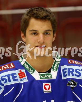 EBEL. Eishockey Bundesliga. VSV. Mannschaftsfototermin. Stefan Bacher. Villach, 21.8.2009.
Foto: Kuess
---
pressefotos, pressefotografie, kuess, qs, qspictures, sport, bild, bilder, bilddatenbank