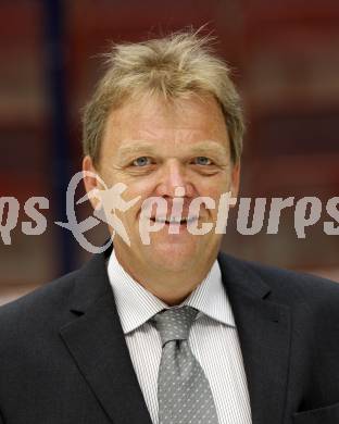 EBEL. Eishockey Bundesliga. VSV. Mannschaftsfototermin. Praesident Gilbert Isep. Villach, 21.8.2009.
Foto: Kuess
---
pressefotos, pressefotografie, kuess, qs, qspictures, sport, bild, bilder, bilddatenbank