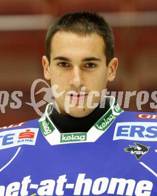 EBEL. Eishockey Bundesliga. VSV. Mannschaftsfototermin. Bernhard Starkbaum. Villach, 21.8.2009.
Foto: Kuess
---
pressefotos, pressefotografie, kuess, qs, qspictures, sport, bild, bilder, bilddatenbank