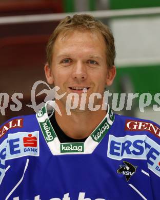 EBEL. Eishockey Bundesliga. VSV. Mannschaftsfototermin. Mickey Elick. Villach, 21.8.2009.
Foto: Kuess
---
pressefotos, pressefotografie, kuess, qs, qspictures, sport, bild, bilder, bilddatenbank