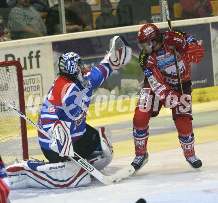 Eishockey Bundesliga. Testspiel KAC gegen Nuernberger Ice Tigers. Gregor Hager (KAC), Patrick Ehelechner (Nuernberg). Klagenfurt, am 20.8.2009.
Foto: Kuess
---
pressefotos, pressefotografie, kuess, qs, qspictures, sport, bild, bilder, bilddatenbank