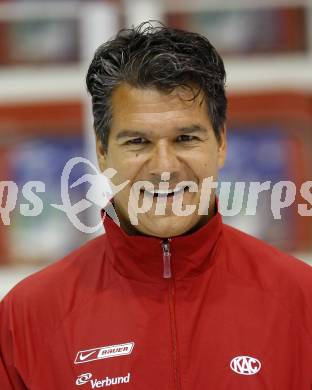 EBEL. Eishockey Bundesliga. KAC. Mannschaftsfototermin. Trainer Manny Viveiros. Klagenfurt, am 24.8.2009.
Foto: Kuess 

---
pressefotos, pressefotografie, kuess, qs, qspictures, sport, bild, bilder, bilddatenbank