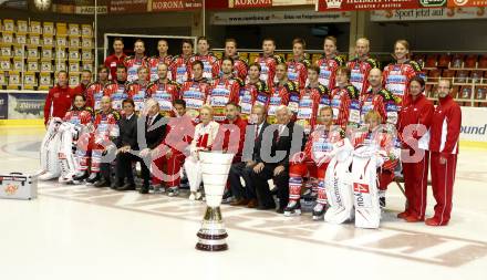 EBEL. Eishockey Bundesliga. KAC. Mannschaftsfototermin. Mannschaft. Hinten v.l.: Tormanntrainer Michael Suttnig, Andrew Schneider, Raphael Herburger, Adrian Scholz, Kirk Furey, Manuel Geier, David Schuller, Silvio Jakobitsch, Stephan Geier, Jeff Tory, Dieter Kalt; Mitte v.l.: Zeugwart Karl Klemen, Marketingverantwortlicher Erich Poecheim, Martin Schumnig, Johannes Reichel, Markus Pirmann, Johannes Kirisits, Thomas Hundertpfund, Christoph Brandner, Gregor Hager, Sean Brown, Paul Schellander, Markus Poeck, Jeff Shantz, Konditionstrainer Bernhard Sussitz, Masseur Bernd Sternitzky; Vorne v.l.: Hannes Enzenhofer, Herbert Ratz, Manager Oliver Pilloni, Vizepraesident Willi Schasche, Trainer Emanuel Viveiros, Heidi Horten, Co-Trainer Gerald Ressmann, Praesident Karl Nedwed, Obmann Hellmuth Reichel, Mike Craig, Rene Swette.  Klagenfurt, am 24.8.2009.
Foto: Kuess 

---
pressefotos, pressefotografie, kuess, qs, qspictures, sport, bild, bilder, bilddatenbank