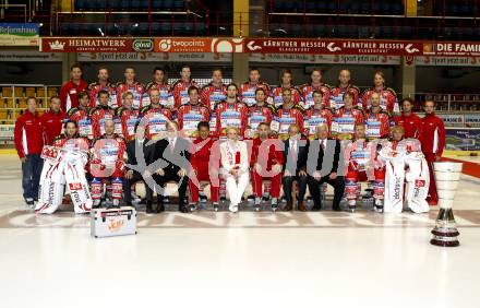 EBEL. Eishockey Bundesliga. KAC. Mannschaftsfototermin. Mannschaft. Hinten v.l.: Tormanntrainer Michael Suttnig, Andrew Schneider, Raphael Herburger, Adrian Scholz, Kirk Furey, Manuel Geier, David Schuller, Silvio Jakobitsch, Stephan Geier, Jeff Tory, Dieter Kalt; Mitte v.l.: Zeugwart Karl Klemen, Marketingverantwortlicher Erich Poecheim, Martin Schumnig, Johannes Reichel, Markus Pirmann, Johannes Kirisits, Thomas Hundertpfund, Christoph Brandner, Gregor Hager, Sean Brown, Paul Schellander, Markus Poeck, Jeff Shantz, Konditionstrainer Bernhard Sussitz, Masseur Bernd Sternitzky; Vorne v.l.: Hannes Enzenhofer, Herbert Ratz, Manager Oliver Pilloni, Vizepraesident Willi Schasche, Trainer Emanuel Viveiros, Heidi Horten, Co-Trainer Gerald Ressmann, Praesident Karl Nedwed, Obmann Hellmuth Reichel, Mike Craig, Rene Swette.  Klagenfurt, am 24.8.2009.
Foto: Kuess 

---
pressefotos, pressefotografie, kuess, qs, qspictures, sport, bild, bilder, bilddatenbank