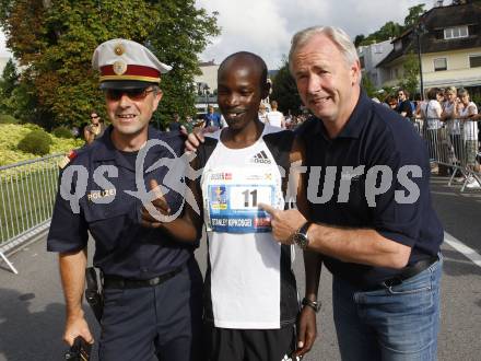 Leichtathletik. Kaernten laeuft. Landeshauptmann Gerhard Doerfler mit Stanley Kipgosgei (Kenia) und einem Polizisten. Klagenfurt, am 23.8.2008.
Foto: Kuess
---
pressefotos, pressefotografie, kuess, qs, qspictures, sport, bild, bilder, bilddatenbank