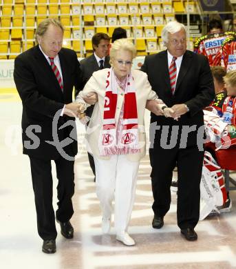 EBEL. Eishockey Bundesliga. KAC. Mannschaftsfototermin. Vizepraesident Willi Schasche, Heidi Horten, Obmann Hellmuth Reichel. Klagenfurt, am 24.8.2009.
Foto: Kuess 

---
pressefotos, pressefotografie, kuess, qs, qspictures, sport, bild, bilder, bilddatenbank