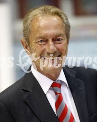 EBEL. Eishockey Bundesliga. KAC. Mannschaftsfototermin. Praesident Karl Nedwed. Klagenfurt, am 24.8.2009.
Foto: Kuess
---
pressefotos, pressefotografie, kuess, qs, qspictures, sport, bild, bilder, bilddatenbank