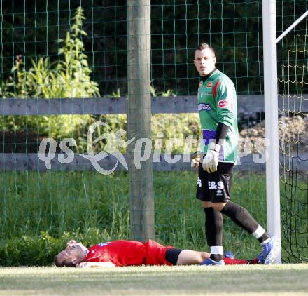 Fussball KFV Cup. DSG Sele/Zell gegen SAK. Matjaz Kelih (Zell), Marcel Reichmann (SAK). Zell, am 26.8.2009.
Foto: Kuess
---
pressefotos, pressefotografie, kuess, qs, qspictures, sport, bild, bilder, bilddatenbank