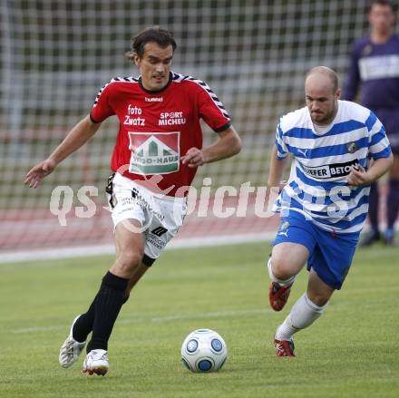 Fussball Kaerntner Liga. VSV gegen SV Feldkirchen. Daniel Barrazutti (VSV), Robert Micheu (Feldkirchen). Villach, am 28.8.2009.
Foto: Kuess
---
pressefotos, pressefotografie, kuess, qs, qspictures, sport, bild, bilder, bilddatenbank