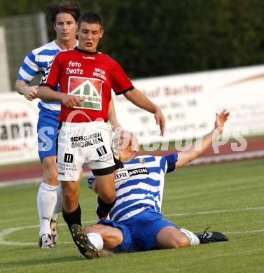 Fussball Kaerntner Liga. VSV gegen SV Feldkirchen. Andreas Helmut Morak (VSV), Michael Fischer (Feldkirchen). Villach, am 28.8.2009.
Foto: Kuess
---
pressefotos, pressefotografie, kuess, qs, qspictures, sport, bild, bilder, bilddatenbank