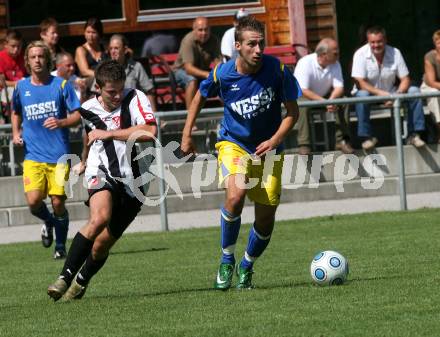 Fussball Unterliga West. Admira Villach gegen SC Hermagor. Josef Troyer (Admira Villach), Enes Sinanovic (Hermagor). Villach, am 30.8.2009.
Foto: Kuess
---
pressefotos, pressefotografie, kuess, qs, qspictures, sport, bild, bilder, bilddatenbank