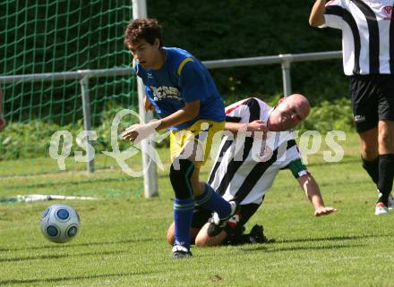 Fussball Unterliga West. Admira Villach gegen SC Hermagor. Daniel Aichholzer (Admira Villach), Christoph Loik (Hermagor). Villach, am 30.8.2009.
Foto: Kuess
---
pressefotos, pressefotografie, kuess, qs, qspictures, sport, bild, bilder, bilddatenbank