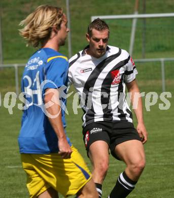 Fussball Unterliga West. Admira Villach gegen SC Hermagor. Daniel Aichholzer (Admira Villach), Michael Sternig (Hermagor). Villach, am 30.8.2009.
Foto: Kuess
---
pressefotos, pressefotografie, kuess, qs, qspictures, sport, bild, bilder, bilddatenbank