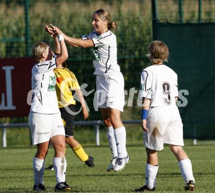 Fussball. OEFB-Frauenliga.  SK Kelag Kaernten Frauen gegen Ardagger SCU. Torjubel Nicole Descovich, Nicole Gatternig (Kaernten), Pichler Alexandra, Koppler Kerstin (Ardagger). Glanegg, 30.8.2009.
Foto: Kuess

---
pressefotos, pressefotografie, kuess, qs, qspictures, sport, bild, bilder, bilddatenbank