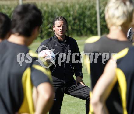 Fussball Bundesliga. Training SK Austria Kaernten. Trainer Frenkie Schinkels. Moosburg, am 1.9.2009.
Foto: Kuess
---
pressefotos, pressefotografie, kuess, qs, qspictures, sport, bild, bilder, bilddatenbank