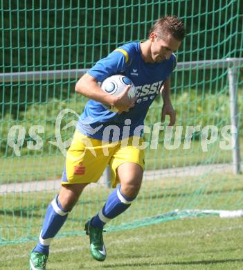 Fussball Unterliga West. Admira Villach gegen SC Hermagor. Josef Troyer (Admira Villach), Enes Sinanovic (Hermagor). Villach, am 30.8.2009.
Foto: Kuess
---
pressefotos, pressefotografie, kuess, qs, qspictures, sport, bild, bilder, bilddatenbank