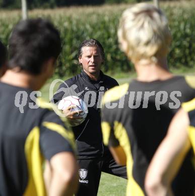 Fussball Bundesliga. Training SK Austria Kaernten. Trainer Frenkie Schinkels. Moosburg, am 1.9.2009.
Foto: Kuess
---
pressefotos, pressefotografie, kuess, qs, qspictures, sport, bild, bilder, bilddatenbank