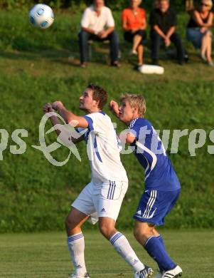 Fussball Kaerntner Liga. Maria Saal gegen Penk. Lamprecht Gernot (Maria Saal), Maierbrugger Patrick (Penk). Maria Saal, am 2.9.2009.
Foto: Kuess
---
pressefotos, pressefotografie, kuess, qs, qspictures, sport, bild, bilder, bilddatenbank