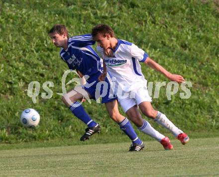 Fussball Kaerntner Liga. Maria Saal gegen Penk. Walzl Bernhard (Maria Saal), Egger Manuel (Penk). Maria Saal, am 2.9.2009.
Foto: Kuess
---
pressefotos, pressefotografie, kuess, qs, qspictures, sport, bild, bilder, bilddatenbank