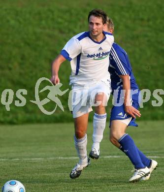 Fussball Kaerntner Liga. Maria Saal gegen Penk. Lamprecht Gernot (Maria Saal), Maierbrugger Patrick (Penk). Maria Saal, am 2.9.2009.
Foto: Kuess
---
pressefotos, pressefotografie, kuess, qs, qspictures, sport, bild, bilder, bilddatenbank