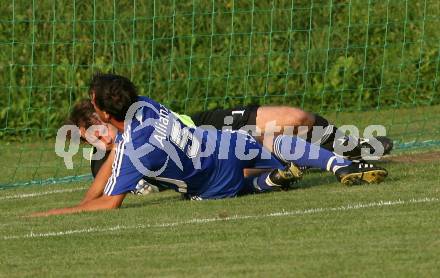 Fussball Kaerntner Liga. Maria Saal gegen Penk. Schenk Alexander (Maria Saal), Egarter Gerald (Penk). Maria Saal, am 2.9.2009.
Foto: Kuess
---
pressefotos, pressefotografie, kuess, qs, qspictures, sport, bild, bilder, bilddatenbank