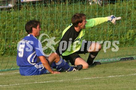 Fussball Kaerntner Liga. Maria Saal gegen Penk. Schenk Alexander (Maria Saal), Egarter Gerald (Penk). Maria Saal, am 2.9.2009.
Foto: Kuess
---
pressefotos, pressefotografie, kuess, qs, qspictures, sport, bild, bilder, bilddatenbank