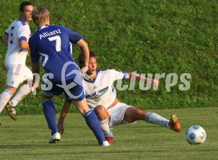 Fussball Kaerntner Liga. Maria Saal gegen Penk. Bernhard Walzl (Maria Saal), Patrick Maierbrugger (Penk). Maria Saal, am 2.9.2009.
Foto: Kuess
---
pressefotos, pressefotografie, kuess, qs, qspictures, sport, bild, bilder, bilddatenbank