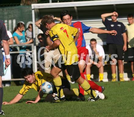 Fussball Unterliga West. Landskron gegen Magdalen. Martin Schaunig (Landskron), Daniel Maier, Manuel Prettenthaler (Magdalen). Landskron, am 5.9.2009.
Foto: Kuess
---
pressefotos, pressefotografie, kuess, qs, qspictures, sport, bild, bilder, bilddatenbank