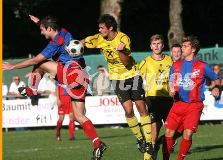 Fussball Unterliga West. Landskron gegen Magdalen. Dominik Morokutti, Juergen Helmut Schaub (Landskron), Thomas Guggenberger (Magdalen). Landskron, am 5.9.2009.
Foto: Kuess
---
pressefotos, pressefotografie, kuess, qs, qspictures, sport, bild, bilder, bilddatenbank