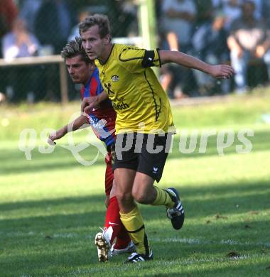 Fussball Unterliga West. Landskron gegen Magdalen. Juergen Helmut Schaub (Landskron), Manuel Prettenthaler (Magdalen). Landskron, am 5.9.2009.
Foto: Kuess
---
pressefotos, pressefotografie, kuess, qs, qspictures, sport, bild, bilder, bilddatenbank