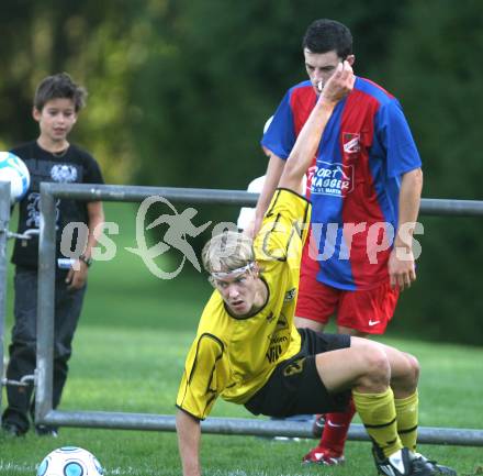 Fussball Unterliga West. Landskron gegen Magdalen. Patrick Andreas Fina (Landskron), Franz Rocil (Magdalen). Landskron, am 5.9.2009.
Foto: Kuess
---
pressefotos, pressefotografie, kuess, qs, qspictures, sport, bild, bilder, bilddatenbank