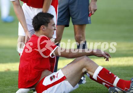 Fussball Laenderspiel U19 Oesterreich gegen Slowenien. Markus Pink verletzt (Oesterreich). St. Veit, am 8.9.2009.
Foto: Kuess
---
pressefotos, pressefotografie, kuess, qs, qspictures, sport, bild, bilder, bilddatenbank