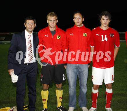 Fussball Laenderspiel U19 Oesterreich gegen Slowenien. Trainer Andreas Heraf mit den Kaerntnern Marc Baumgartner, Markus Pink, Andreas Tiffner (Oesterreich). St. Veit, am 8.9.2009.
Foto: Kuess
---
pressefotos, pressefotografie, kuess, qs, qspictures, sport, bild, bilder, bilddatenbank