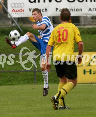 Fussball. KFV-Cup. Magdalen gegen VSV. Aigner Juergen (Magdalen), Hrstic Nico (VSV). Magdalen, 9.9.2009.
Foto: Kuess
---
pressefotos, pressefotografie, kuess, qs, qspictures, sport, bild, bilder, bilddatenbank