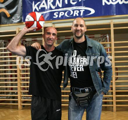 Basketball. NBA Star Dino Radja zu Besuch bei den Woerthersee Piraten. Dino Radja,  Nenad Videka. Klagenfurt, am 11.9.2009.
Foto: Kuess
---
pressefotos, pressefotografie, kuess, qs, qspictures, sport, bild, bilder, bilddatenbank