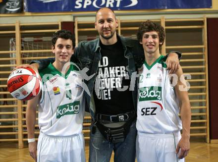 Basketball. NBA Star Dino Radja zu Besuch bei den Woerthersee Piraten. Martin Breithuber, Dino Radja,  Sebastian Schaal. Klagenfurt, am 11.9.2009.
Foto: Kuess
---
pressefotos, pressefotografie, kuess, qs, qspictures, sport, bild, bilder, bilddatenbank