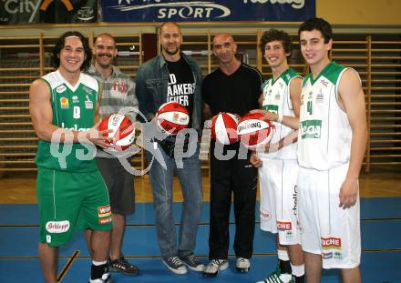 Basketball. NBA Star Dino Radja zu Besuch bei den Woerthersee Piraten. Andreas Kuttnig, Joachim Buggelsheim, Dino Radja, Nenad Videka, Sebastian Schaal, Martin Breithuber. Klagenfurt, am 11.9.2009.
Foto: Kuess
---
pressefotos, pressefotografie, kuess, qs, qspictures, sport, bild, bilder, bilddatenbank