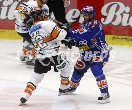 EBEL. Eishockey Bundesliga. EC Pasut VSV gegen Eishockeyclub Graz 99ers. MARTIN Michael (VSV), HEALEY Eric (Graz). Villach, am 13.9.2009.
Foto: Kuess 


---
pressefotos, pressefotografie, kuess, qs, qspictures, sport, bild, bilder, bilddatenbank